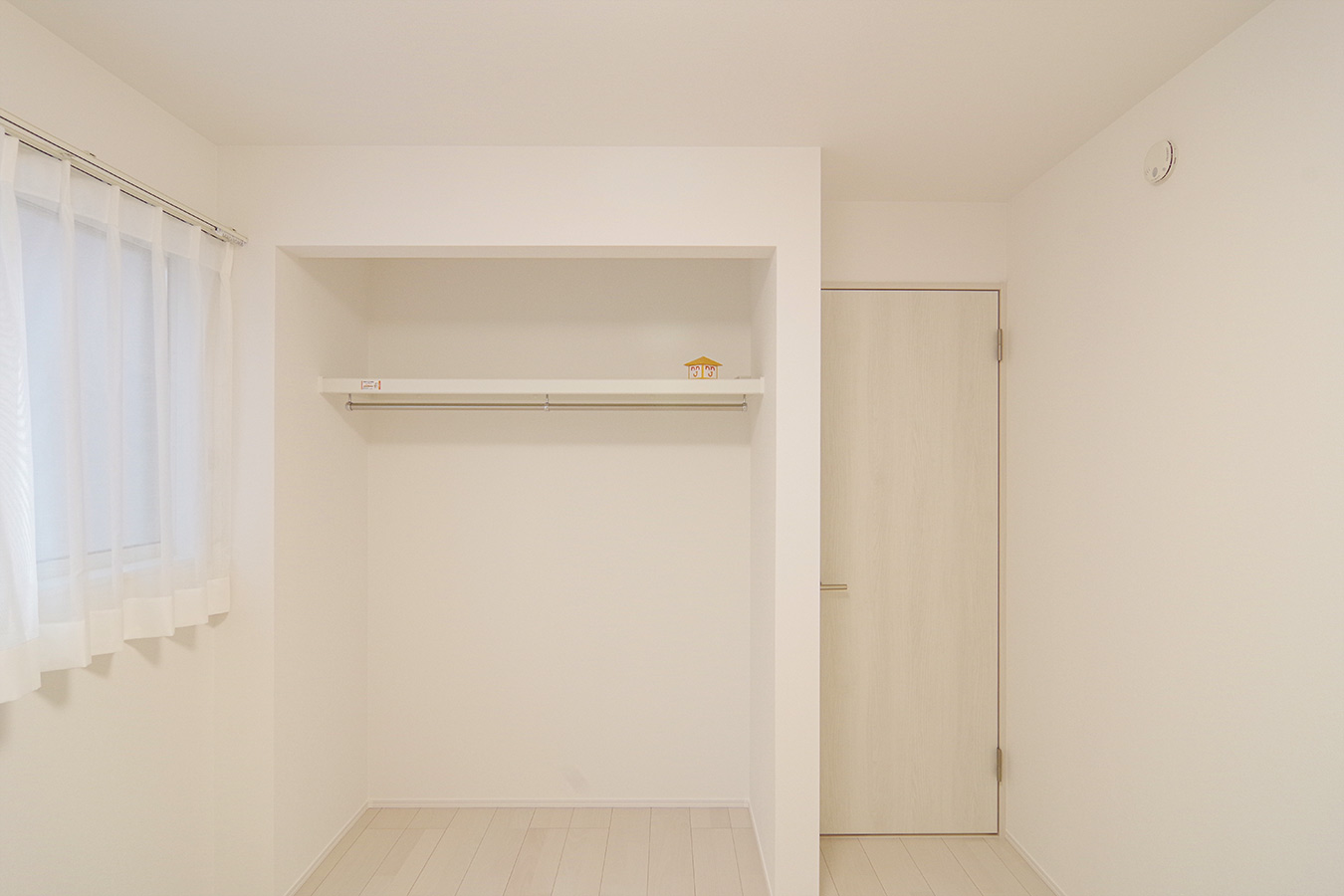 ニコニコ住宅 新潟市中央区網川原 モデルハウス 完成見学会 白い外観 オール電化住宅 新築 建売 子ども部屋 収納