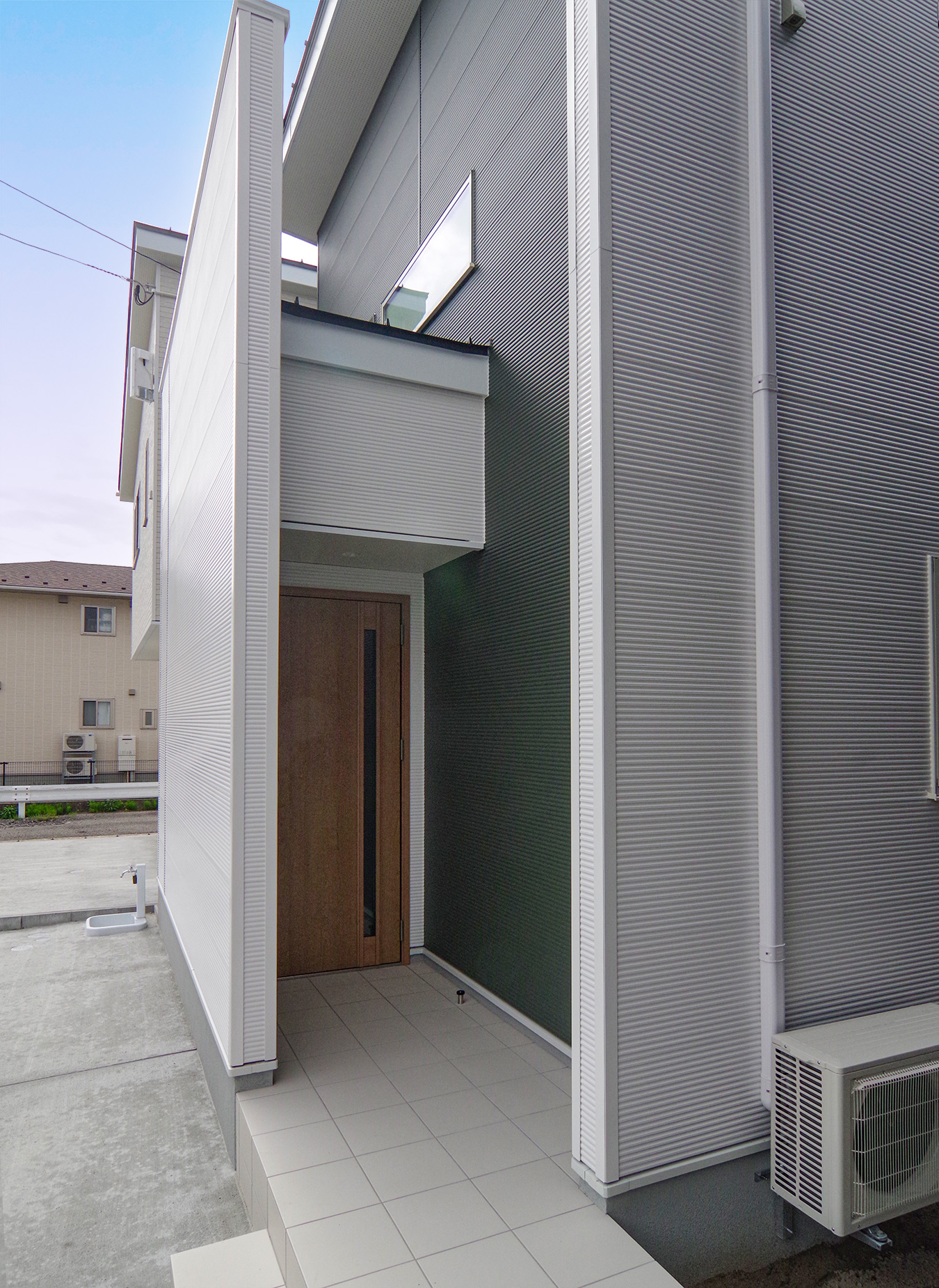 ニコニコ住宅 新潟市中央区網川原 モデルハウス 完成見学会 白い外観 オール電化住宅 新築 建売 ポーチ
