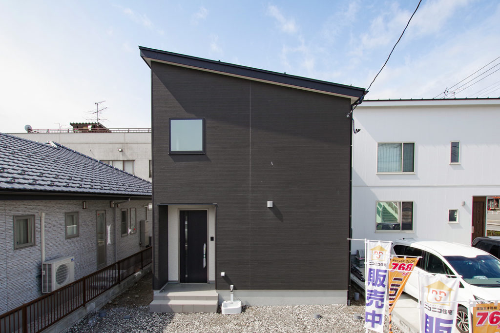 ニコニコ住宅 外観 建売住宅 新築 黒い外壁