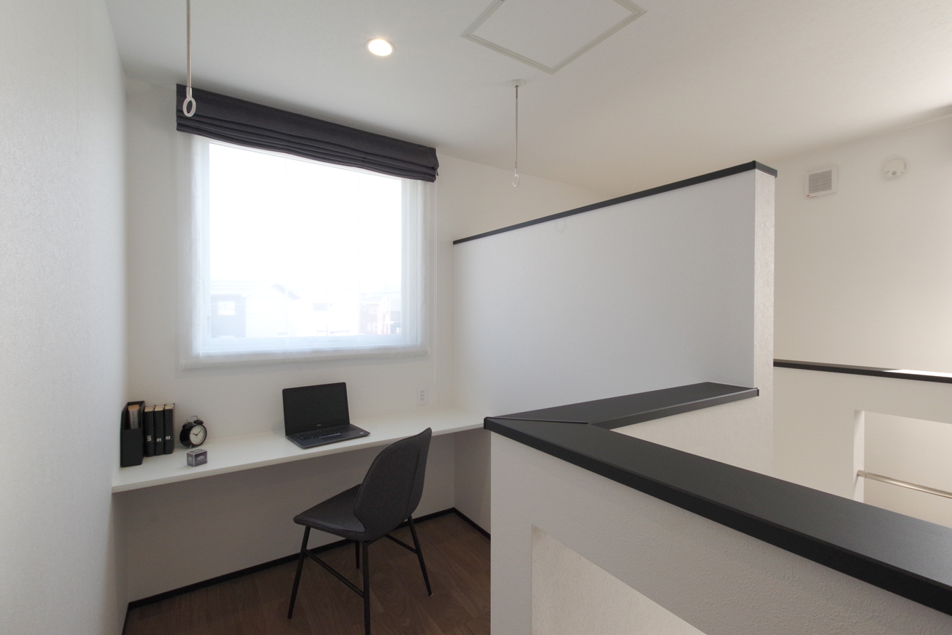 D-GRIDHOUSING 住宅会社 住宅メーカー 長岡市 新潟市 玄関 ホール 吹抜 陽射し カウンター 書斎 フリースペース
