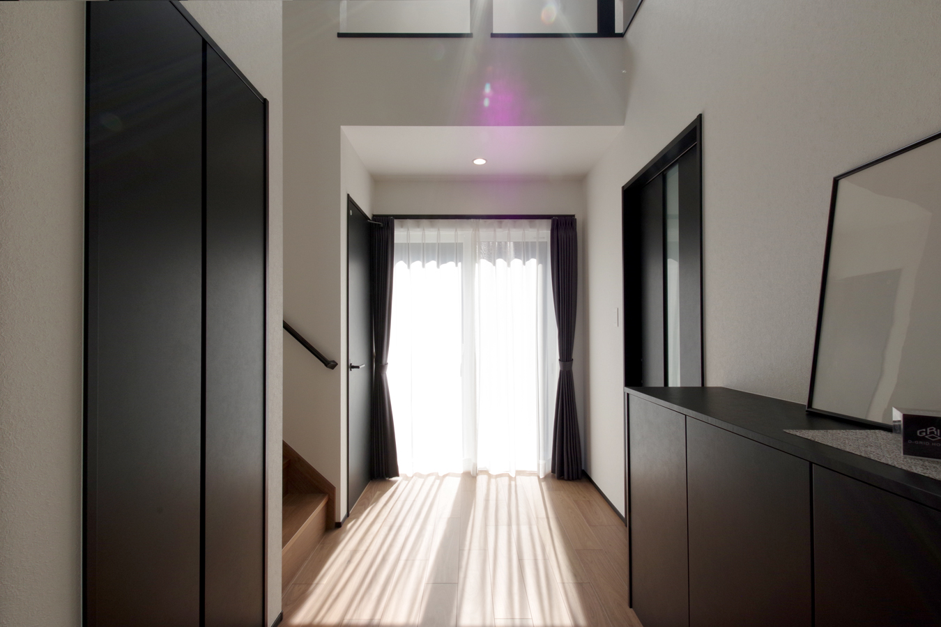 D-GRIDHOUSING 住宅会社 住宅メーカー 長岡市 新潟市 玄関 ホール 吹抜 陽射し