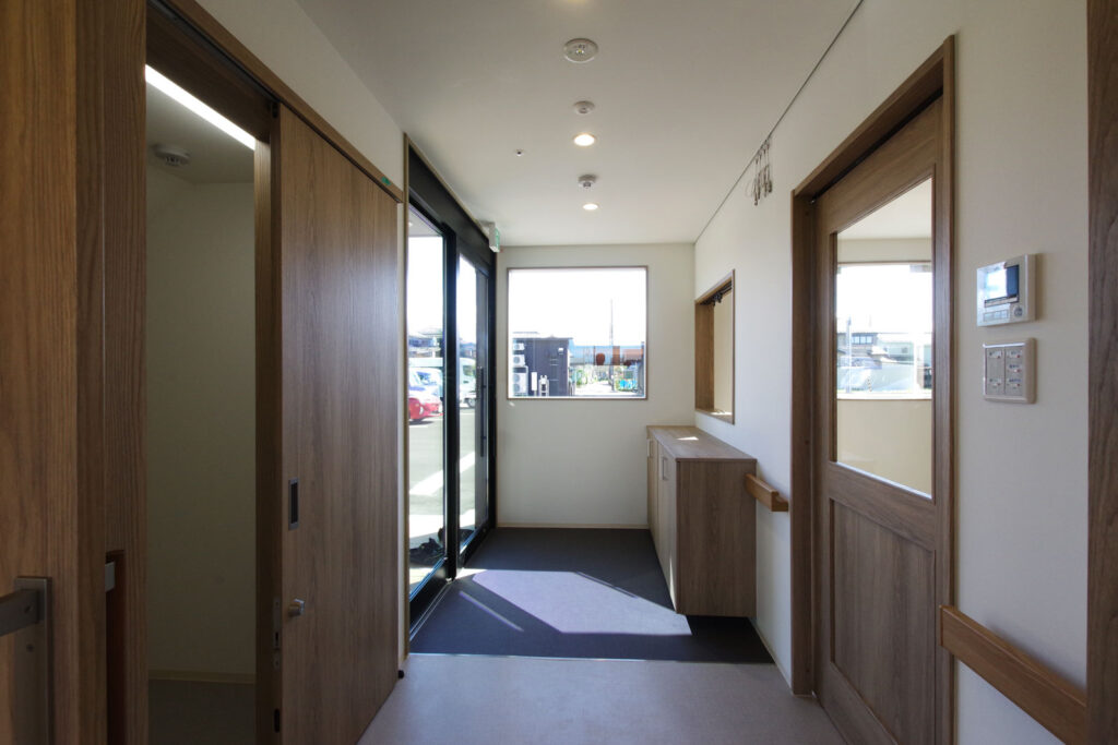 ダイエープロビス建築実績-三条市介護福祉施設共生の家あさひ_1階エントランス