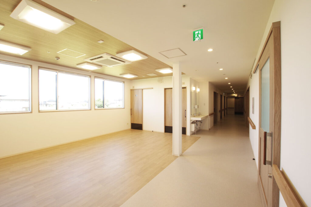 ダイエープロビス建築実績-三条市介護福祉施設共生の家あさひ_ホールと廊下