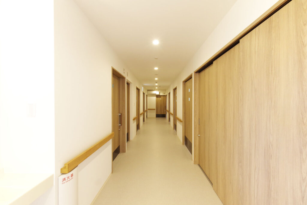 ダイエープロビス建築実績-三条市介護福祉施設共生の家あさひ_廊下