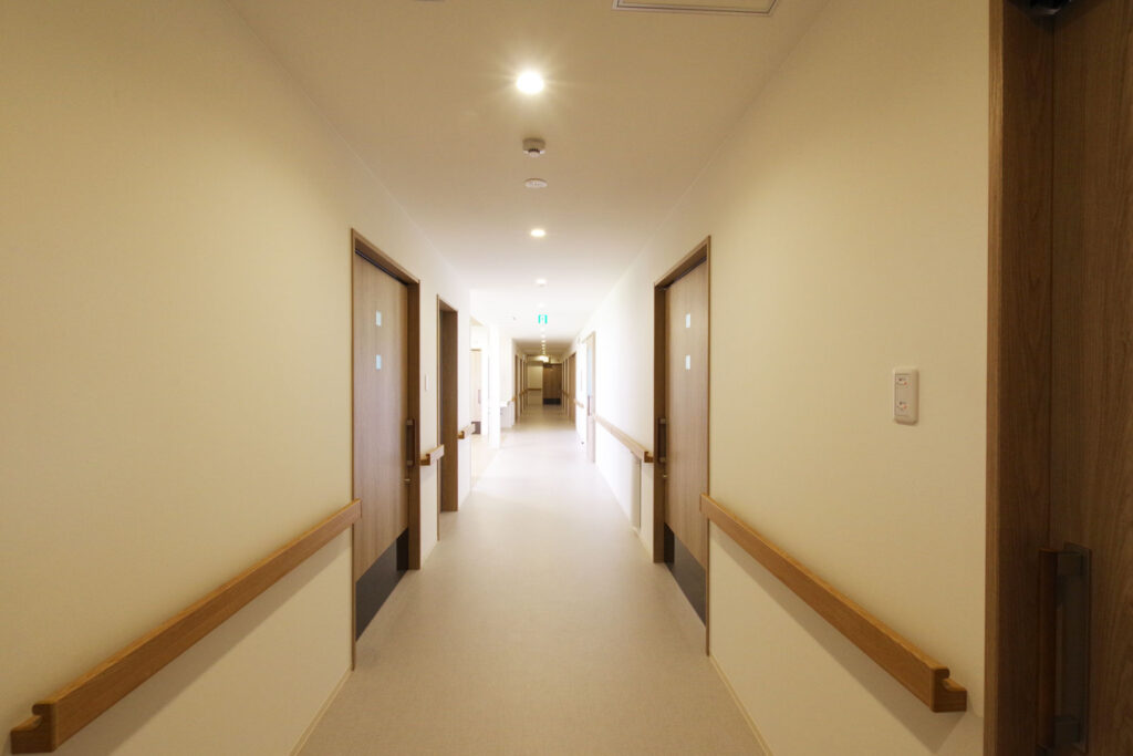 ダイエープロビス建築実績-三条市介護福祉施設共生の家あさひ_廊下2