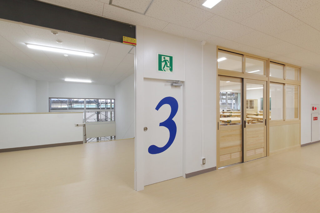 長岡市立中之島中央小学校 改修工事 校舎 廊下 階段 階段ホール