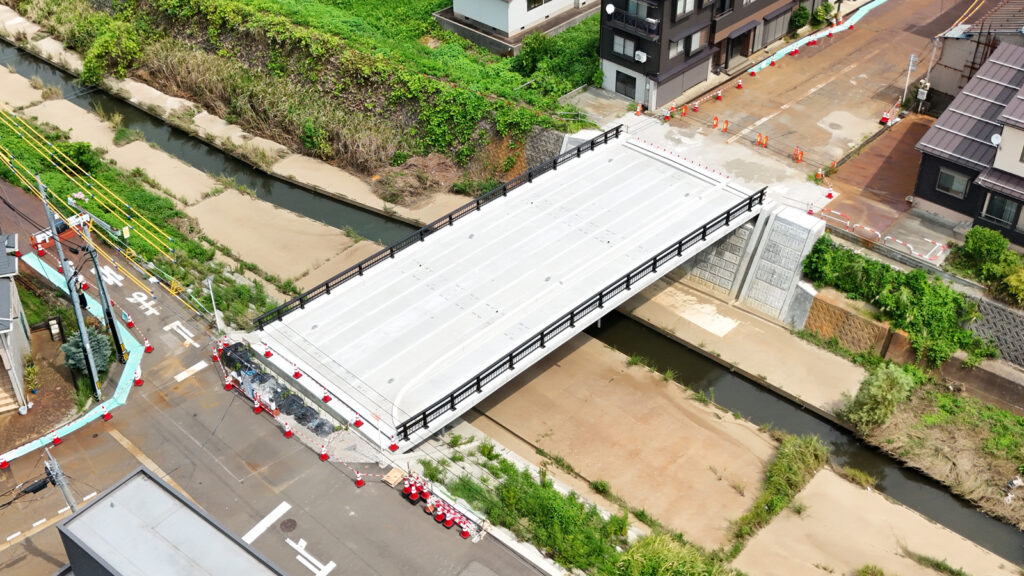 住宅地を結ぶ宝田橋の全景